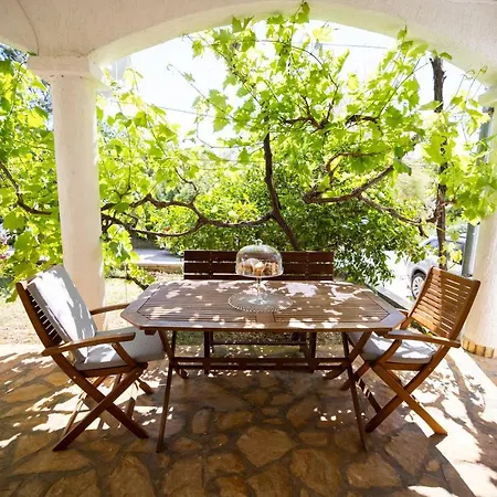 Apartments And A Room Ina Gostinjska kuća