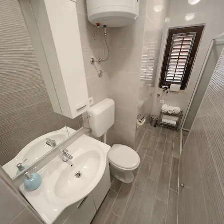 Gasthof Apartments And A Room Ina Zadar