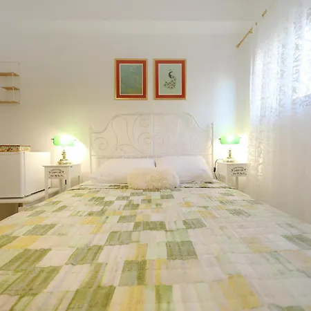 Gostinjska kuća Apartments And A Room Ina