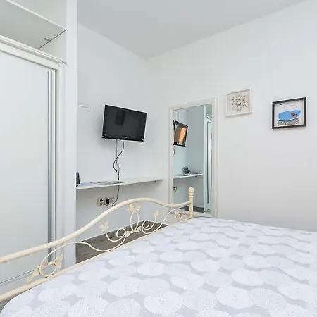 Apartments And A Room Ina Zadar
