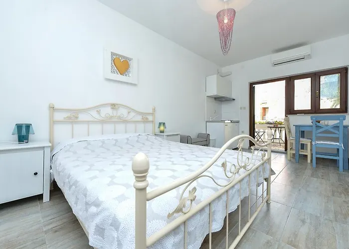 Guest house Apartments And A Room Ina 3*