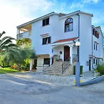 And A Ina Πανσιόν Ζαντάρ