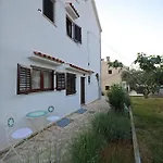 Πανσιόν And A Ina Ζαντάρ